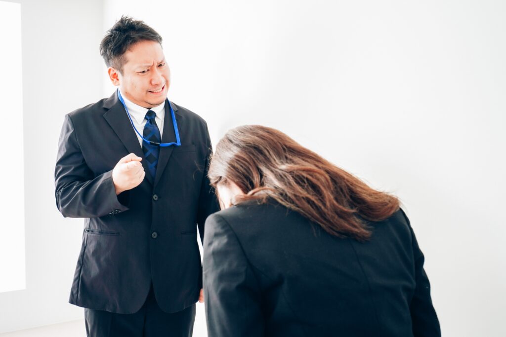 遅刻して怒られている女