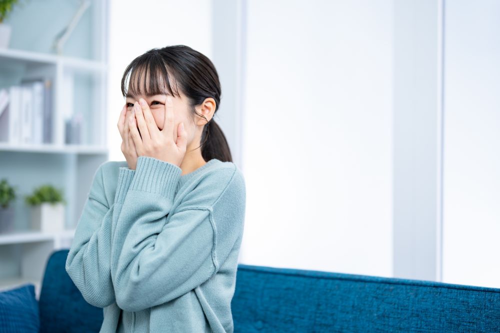 恥ずかしがる女性