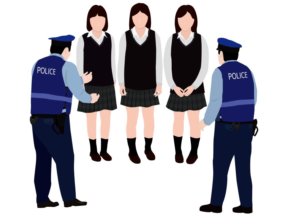 補導される高校生