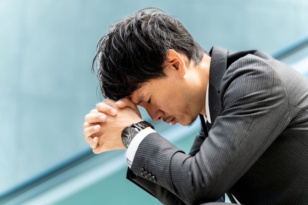 失うものに悩む男性