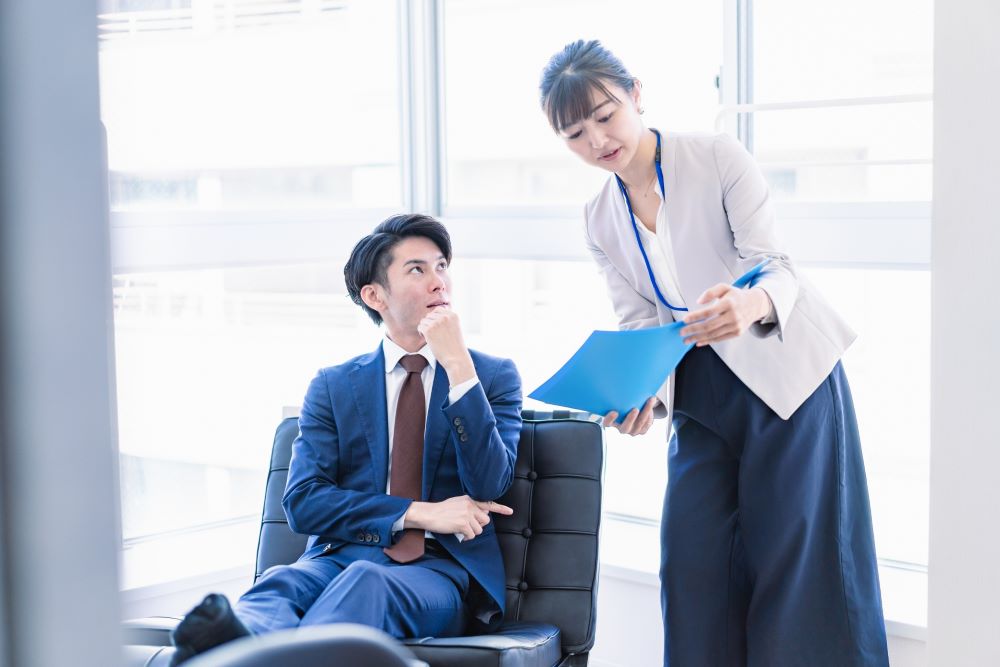 他の定期に入れ込む男性