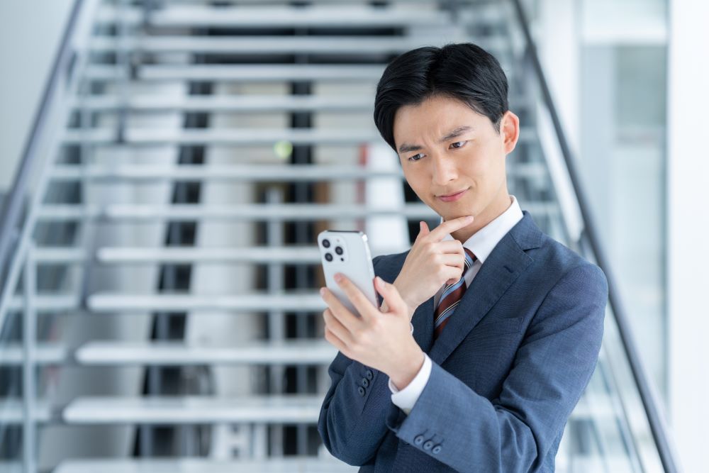 アプリから連絡が来なくて悩む男性