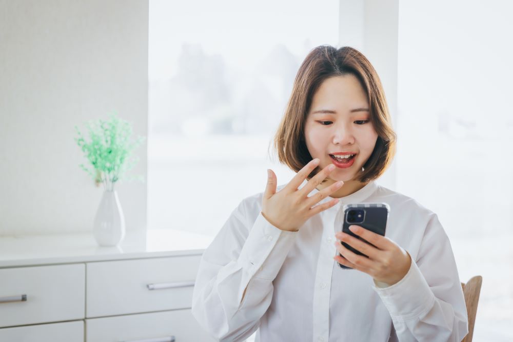 パパ活アプリのメッセージが来て驚く女性